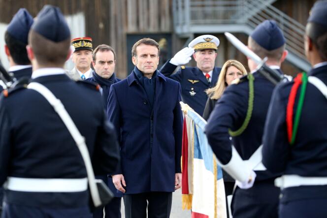 Le président, Emmanuel Macron, effectue une revue des troupes avant ses vœux aux armées sur la base aérienne de Mont-de-Marsan, le 20 janvier 2023.
