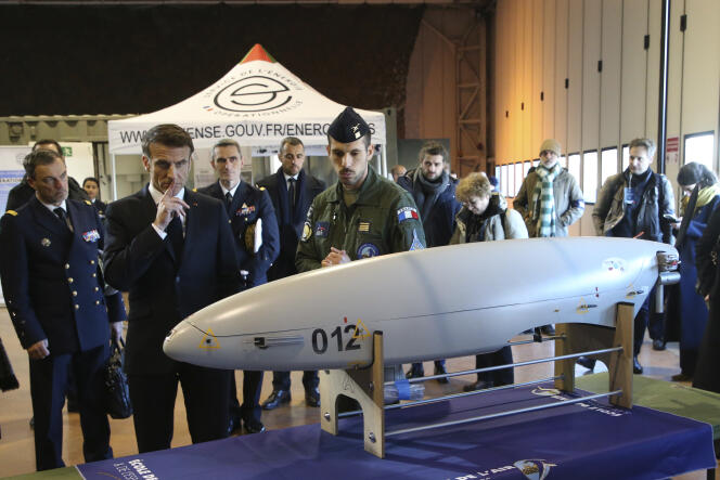Emmanuel Macron face à un drone, lors d’une visite sur la base aérienne de Mont-de-Marsan, en janvier 2023.