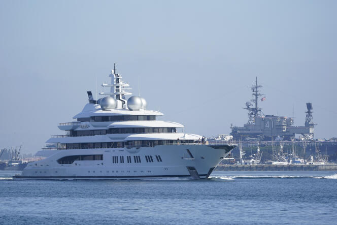 Le yacht « Amadea », propriété du milliardaire et sénateur russe Suleïman Kerimov, dans la baie de San Diego, en Californie, le 27 juin 2022. Immobilisé dans les îles Fidji début mai, il a été conduit aux Etats-Unis.