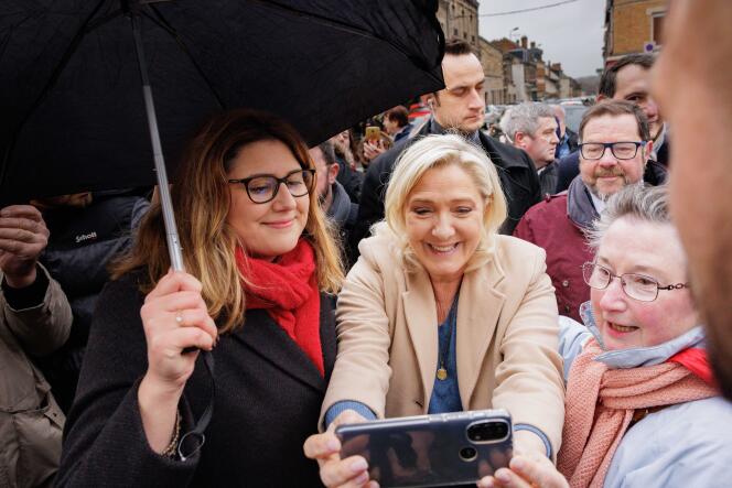     Marine Le Pen vino a apoyar a la candidata de RN Anne-Sophie Frigout en el distrito 2 de Marne, en el mercado de Fismes (Marne), el 14 de enero de 2023.
