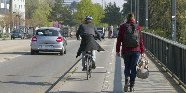 France, Nantes, 44, Aristide Briand bridge, car, cyclist, passer-by.