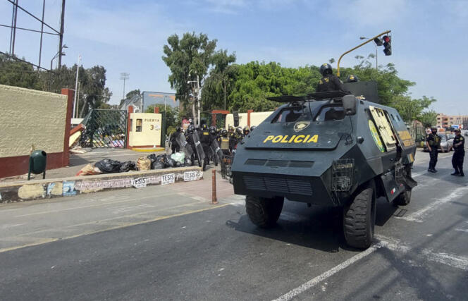 Les forces de police pénètrent dans l’Université San Marcos, à Lima, le 21 janvier 2023. 