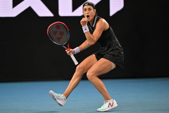 Caroline Garcia defeated German Laura Siegemund in the third round of the Australian Open (1-6, 6-3, 6-3).