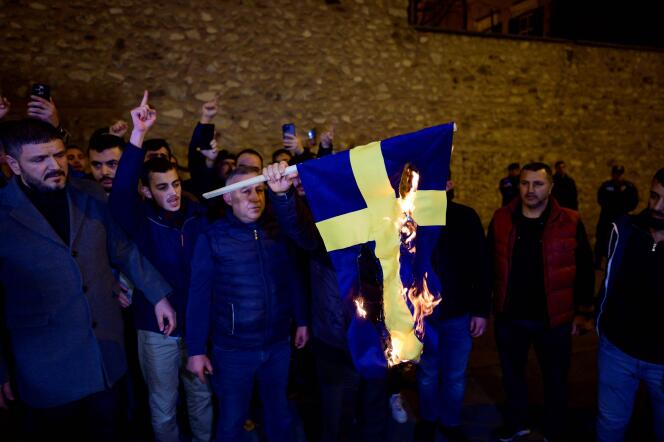 Des manifestants turcs brûlent un drapeau suédois près de l’ambassade de Suède à Ankara, le 21 janvier 2023, en signe de protestation après qu’un militant d’extrême droite a brûlé un Coran à Stockholm la veille.