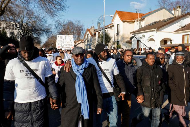 Unas 1.500 personas participaron, del lado del padre de Tidiane, en la marcha blanca en homenaje al adolescente, apuñalado el pasado 16 de enero frente a su instituto.  En Thiais (Val-de-Marne), 21 de enero de 2023. 