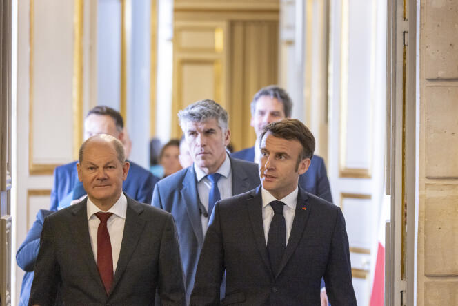 Le président républicain Emmanuel Macron et le chancelier allemand Olaf Scholz assistent à une conférence de presse à l'issue du Conseil des ministres franco-allemand au palais de l'Elysée à Paris, dimanche 22 janvier 2023.