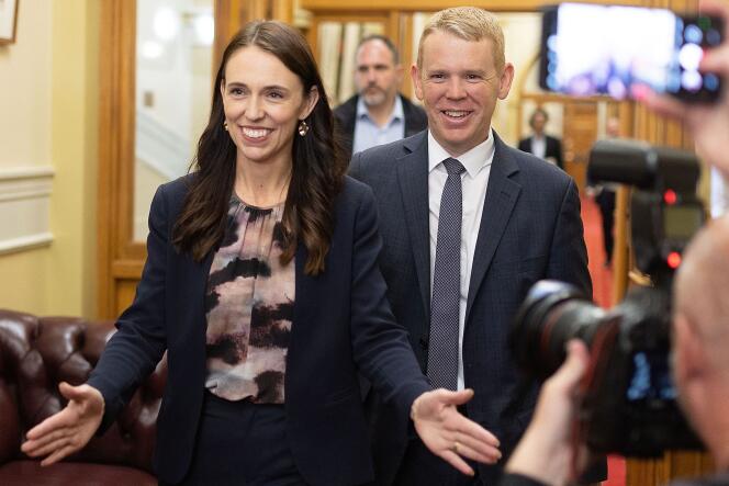 La première ministre néo-zélandaise démissionnaire, Jacinda Ardern, et son successeur, Chris Hipkins, au Parlement, à Wellington, le 22 janvier 2023.