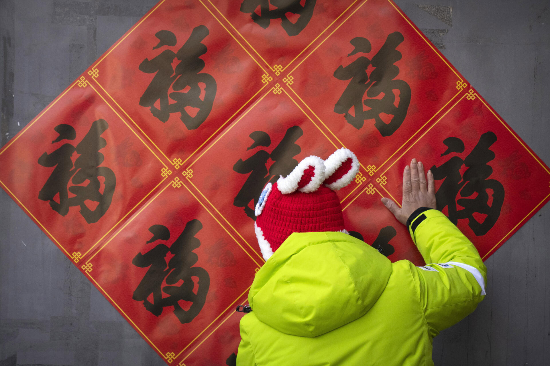 Una mujer frente a la decoración de una pared, en Beijing, el 21 de enero de 2023.