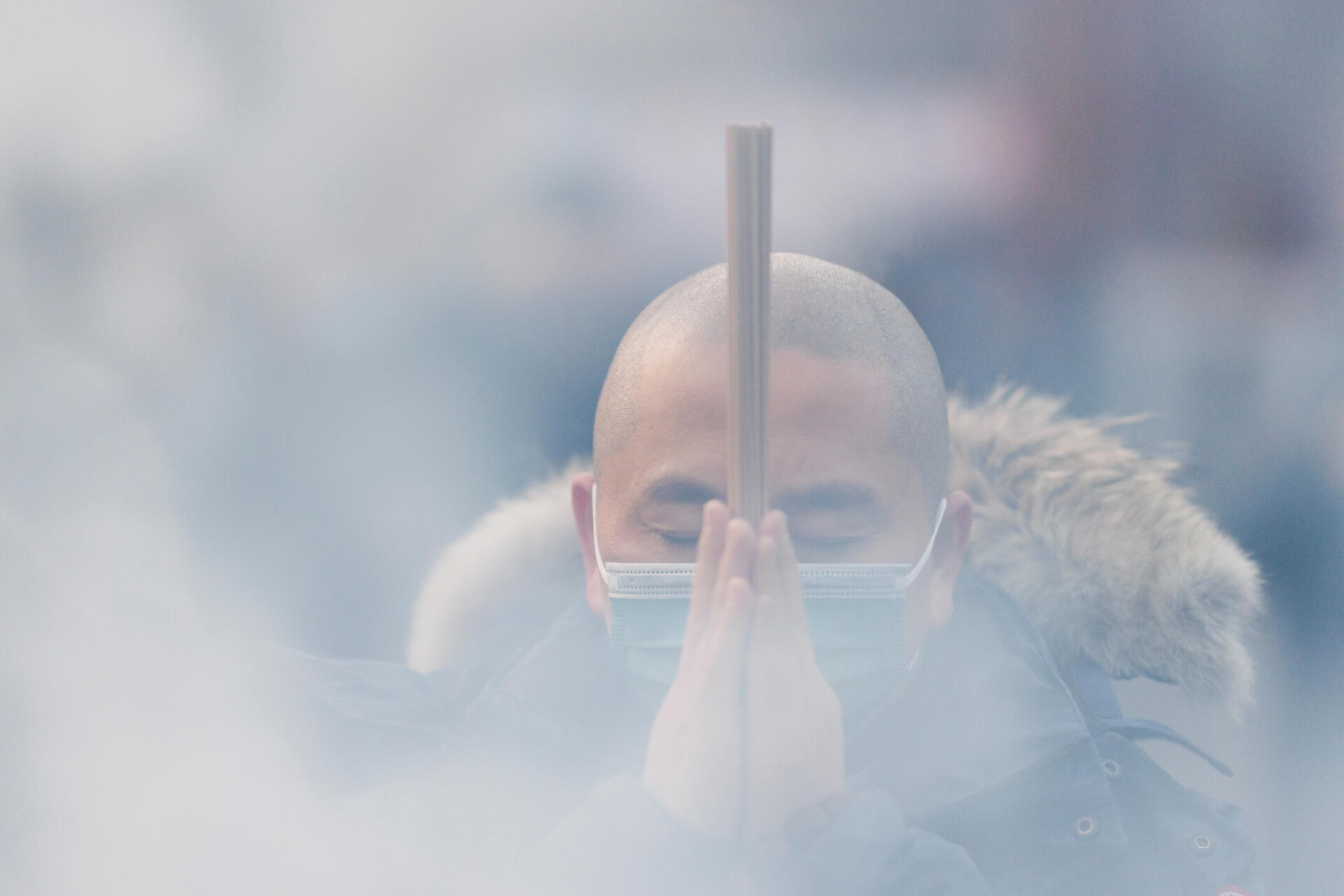Un hombre reza en el Templo Lama en Beijing el 22 de enero de 2023.