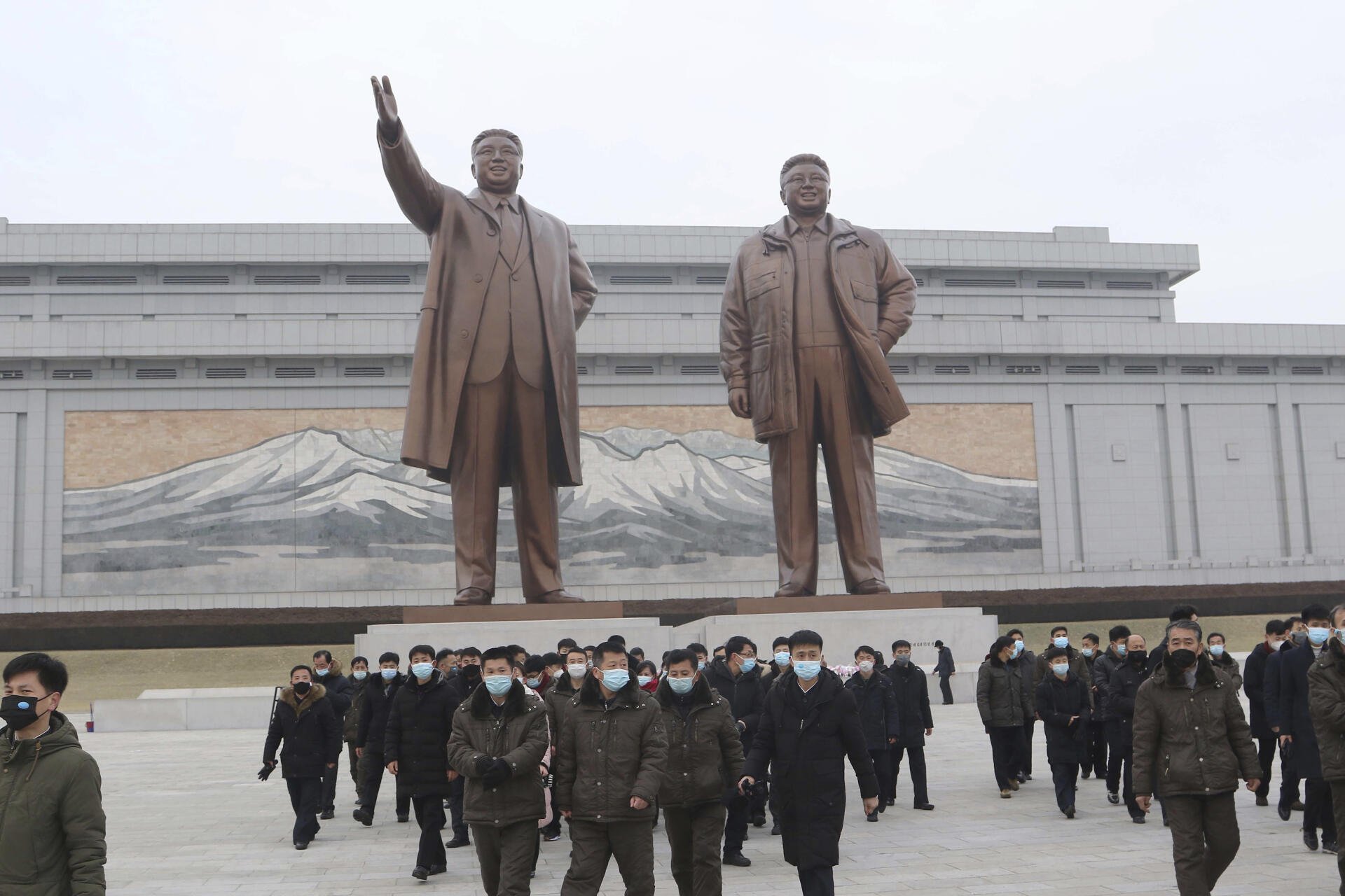 Los norcoreanos presentan sus respetos a los exlíderes Kim Il-sung y Kim Jong-il, en Mansu Hill, en Pyongyang, Corea del Norte, el 22 de enero de 2023.