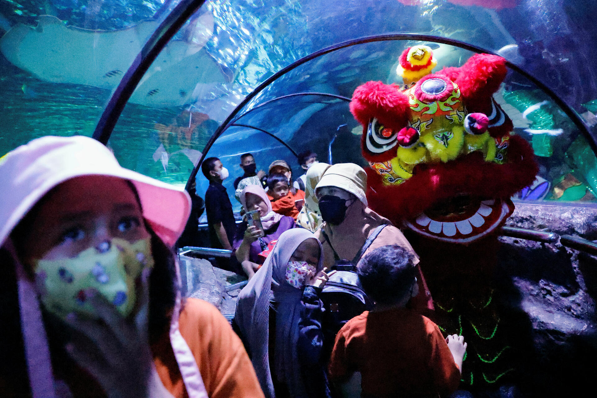 Los visitantes ven un espectáculo de danza del león en el acuario Sea World Ancol antes del año nuevo en Yakarta, Indonesia, el 18 de enero de 2023.