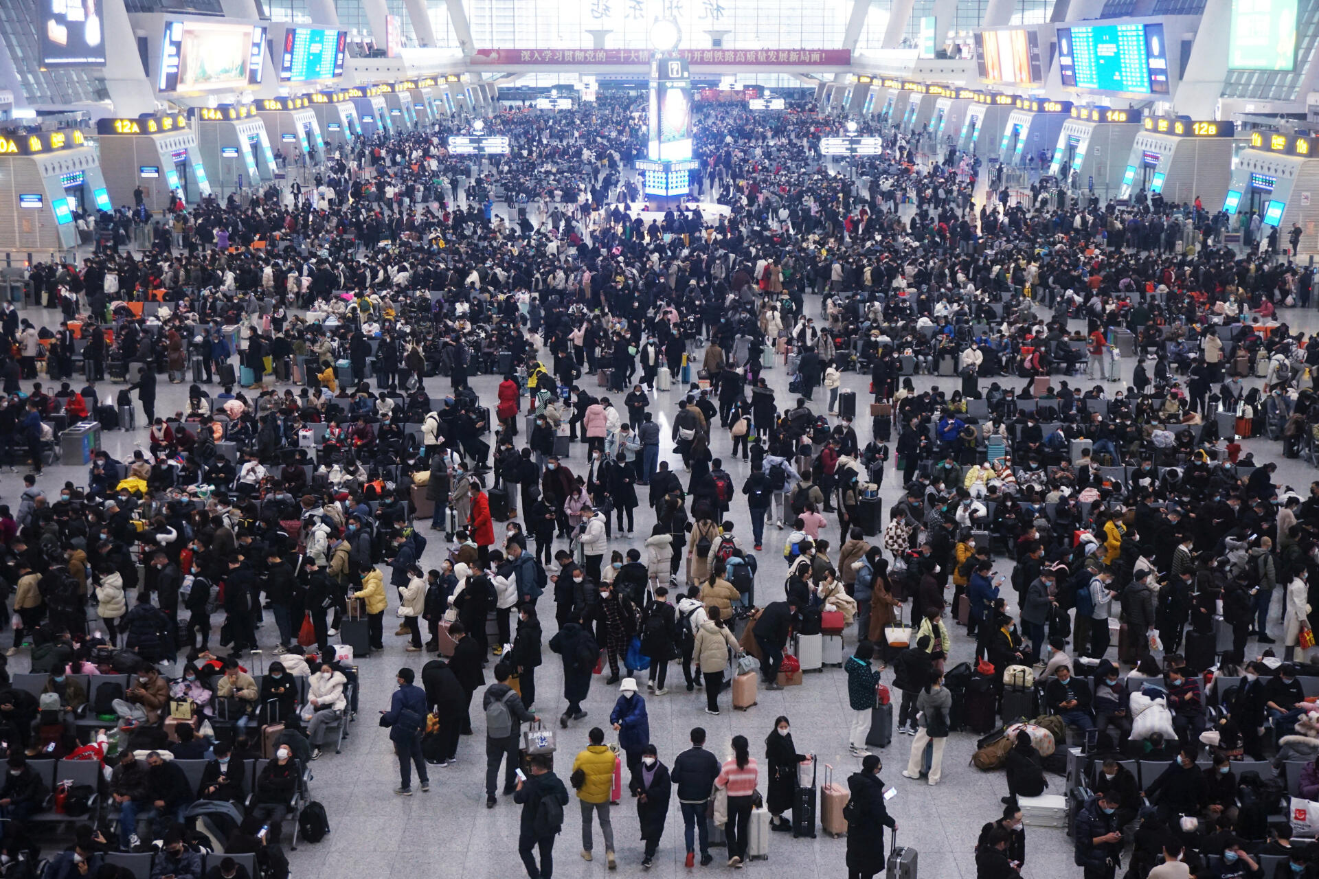 Dentro de la estación de tren en Hangzhou, provincia de Zhejiang, China, 20 de enero de 2023.