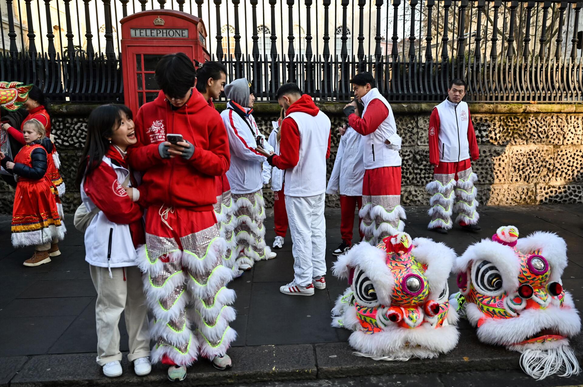 Preparativos para el desfile que celebra el Año Nuevo Lunar Chino del Conejo, en el centro de Londres, el 22 de enero de 2023.