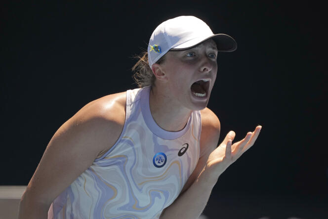 Iga Swiatek, frustrada ante Elena Rybakina, en los octavos de final del Abierto de Australia, en Melbourne, el 22 de enero de 2023.