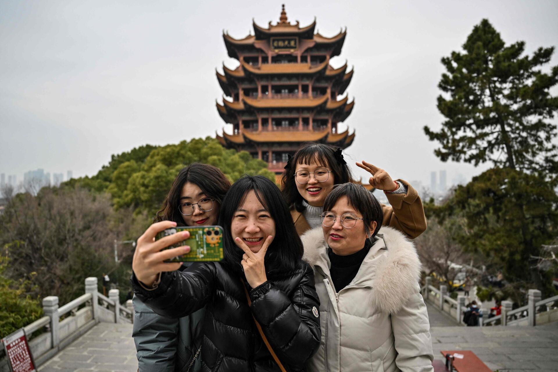 Frente a la Torre de la Grulla Amarilla en Wuhan, 21 de enero de 2023.