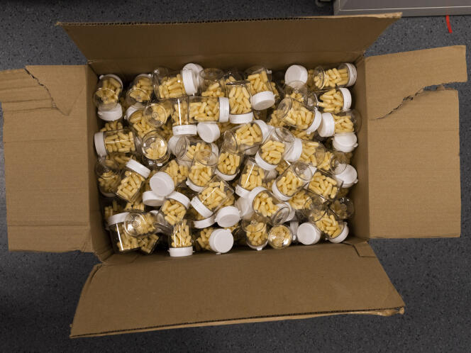 Los frascos de amoxicilina, cada uno con 10 cápsulas, se envasan en una caja, en la preparación de una farmacia en París, el 13 de enero de 2023.