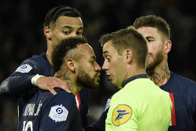 Neymar conteste la décision de Clément Turpin, lors de Paris-Saint-Germain–RC Strasbourg, au Parc des Princes, à Paris, le 28 décembre 2022. 