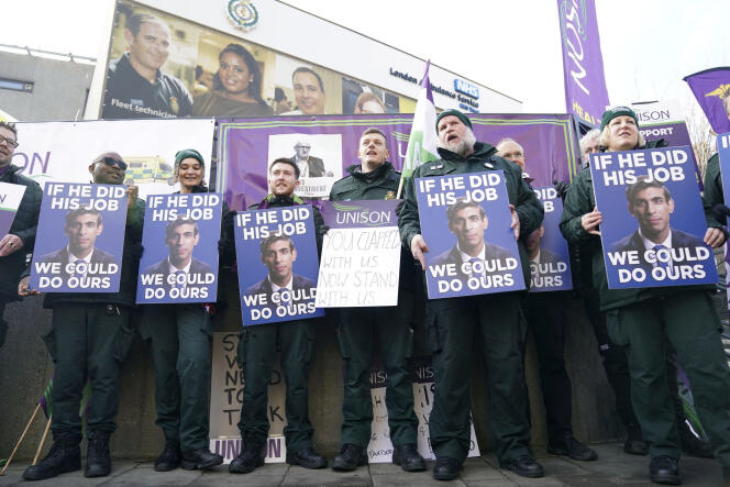 Manifestation devant la salle de contrôle du service d'ambulances du National Health Service (NHS), le système public de santé britannique, à Londres, le 23 janvier 2023.