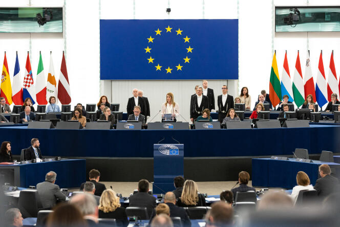 La presidenta del Parlamento Europeo, Roberta Metsola, habla en la apertura de la sesión plenaria sobre el caso de corrupción que involucra a su vicepresidenta Eva Kaili, en Estrasburgo, el 12 de diciembre de 2022.
