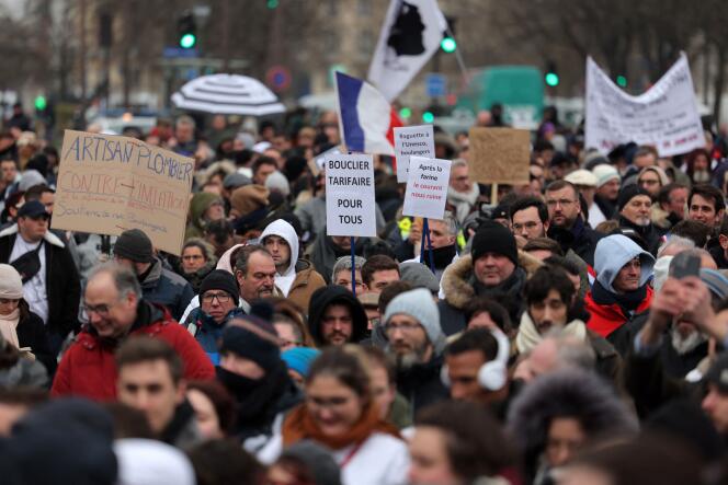 Panaderos y sus simpatizantes marchan en París, pancartas en mano, para pedir más ayuda del gobierno para hacer frente al aumento de los precios de la energía, el lunes 23 de enero de 2023. 