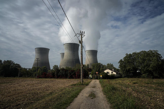 Les tours de refroidissement de la centrale nucléaire de Bouguey, à Saint-Voulbas (Ain), le 13 octobre 2022.