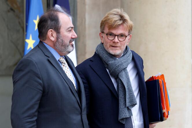 Le ministre de l’agriculture, Marc Fesneau (à droite), et celui de la santé, François Braun (à gauche), quittent l’Elysée, le 23 janvier 2023.
