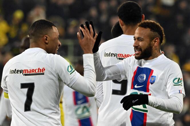 Kylian Mbappé y Neymar, dos jugadores del Paris Saint-Germain, durante el partido contra el US Pays de Cassel, el 23 de enero de 2023, en Lens (Pas-de-Calais).