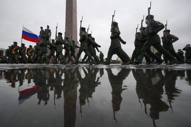 Russische Militärsoldaten marschieren am 18. Januar 2023 zum 80. Jahrestag des Endes der Belagerung von Leningrad (heute St. Petersburg) in St. Petersburg. 