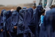 Des femmes afghanes attendent une aide à Kaboul, le 28 juillet 2022. 