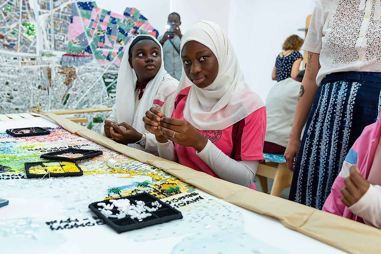 Un atelier participatif de broderie dans le cadre de l’exposition « 19M Dakar », à l’Institut fondamental d’Afrique noire (IFAN).