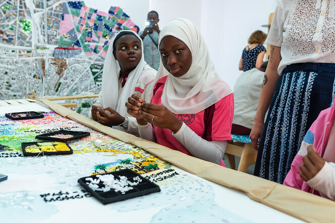 Un atelier participatif de broderie dans le cadre de l’exposition « 19M Dakar », à l’Institut fondamental d’Afrique noire (IFAN).