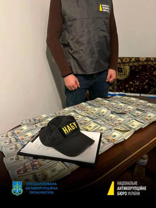 Photographie publiée le 22 janvier 2023 par le Bureau national anticorruption ukrainien montrant l'argent saisi auprès du vice-ministre des infrastructures, Vassyl Lozinsky.