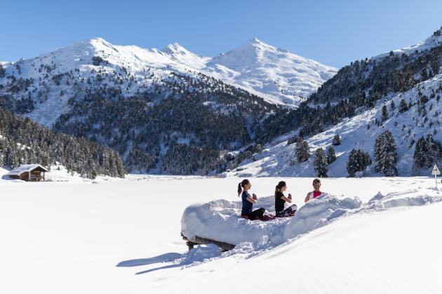 Séance de yoga dans la neige, à Méribel (Savoie).