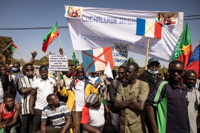Une manifestation de partisans du président de transition du Burkina Faso, Ibrahim Traoré, réclame le départ des troupes françaises, à Ouagadougou, le 20 janvier 2023. 