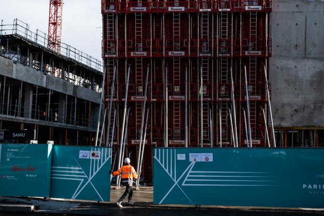 En el sitio de la torre Pleyel, donde se están construyendo 700 habitaciones de hotel de lujo, el 28 de noviembre de 2022, en Saint-Denis (Seine-Saint-Denis).