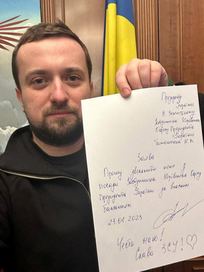 Le chef adjoint du bureau présidentiel ukrainien, Kyrylo Timochenko, brandit une note écrite sur une feuille de papier alors qu’il présente sa démission sur cette photo prise dans un lieu inconnu et diffusée sur les médias sociaux le 24 janvier 2023.