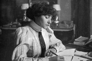 L’écrivaine Colette à sa table de travail, à Paris, en juin 1922. 