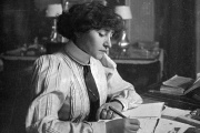 L’écrivaine Colette à sa table de travail, à Paris, en juin 1922. 