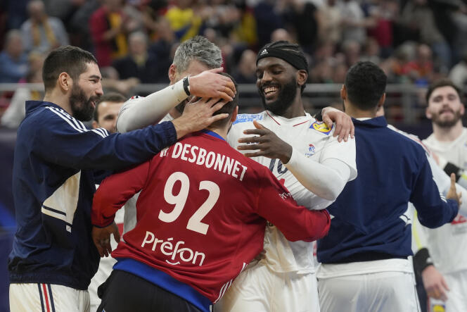 Players of the French handball team congratulate their goalkeeper Rémi Desbonnet, who made 14 saves against Germany, during the quarter-finals of the 2023 World Cup on January 25, 2023.