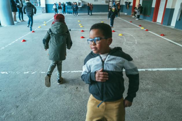 Alumnos CE1-CE2 de la escuela pública Jacques-Prévert, en Bruz (Ille-et-Vilaine), entrenan unos minutos antes de comenzar su día de clases, en el marco del programa Bouge!, el 20 de enero de 2023.