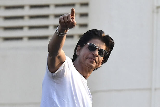 L'acteur indien Shah Rukh Khan salue des fans lors des célébrations de son anniversaire dans sa résidence de Mannat, à Bombay, le 2 novembre 2022.