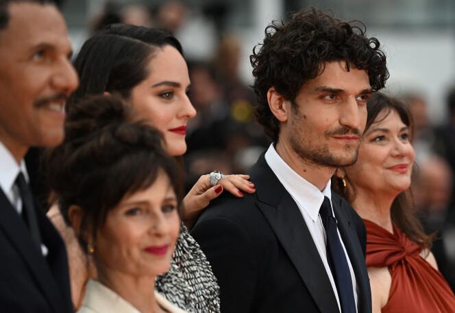 Louis Garrel avec ses partenaires de jeu dans « L’Innocent », au festival de Cannes, le 24 mai 2022.