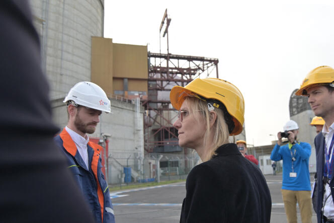 La ministra francesa de Transición Energética, Agnès Pannier-Runacher, durante una visita a la central nuclear de Chinon, en Avoine (Indre-et-Loire), el 28 de octubre de 2022.