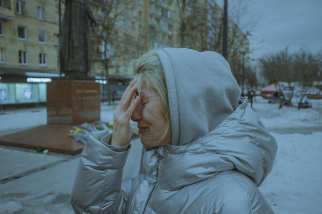 Elena, 45 ans, fond en larmes près du mémorial improvisé aux pieds de la statue de la poétesse ukrainienne Lessia Oukraïnka, à Moscou, le 24 janvier 2023. Elle est venue y pour déposer des fleurs pour les victimes du bombardement russe à Dnipro, en Ukraine, qui a fait 46 morts.