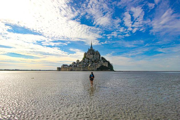 On foot in the bay, towards Mont-Saint-Michel (Manche).
