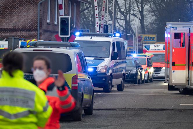 Policías y servicios de emergencia en el lugar del ataque que dejó dos muertos en Brokstedt, Alemania, el miércoles 25 de enero de 2023.