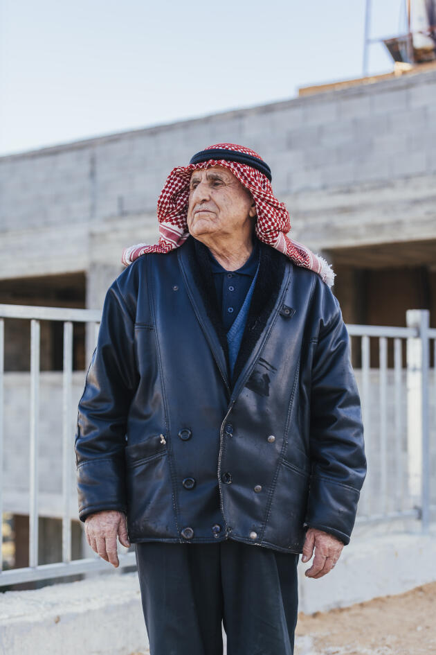 Abdelrahman Mansour, 75 ans, propriétaire foncier palestinien, à Jourish (Cisjordanie), qui surplombe la zone où des colons israéliens ont illégalement mis en place un nouvel avant-poste sur des terres palestiniennes à 1 km à l’est du village, le 20 janvier 2023.