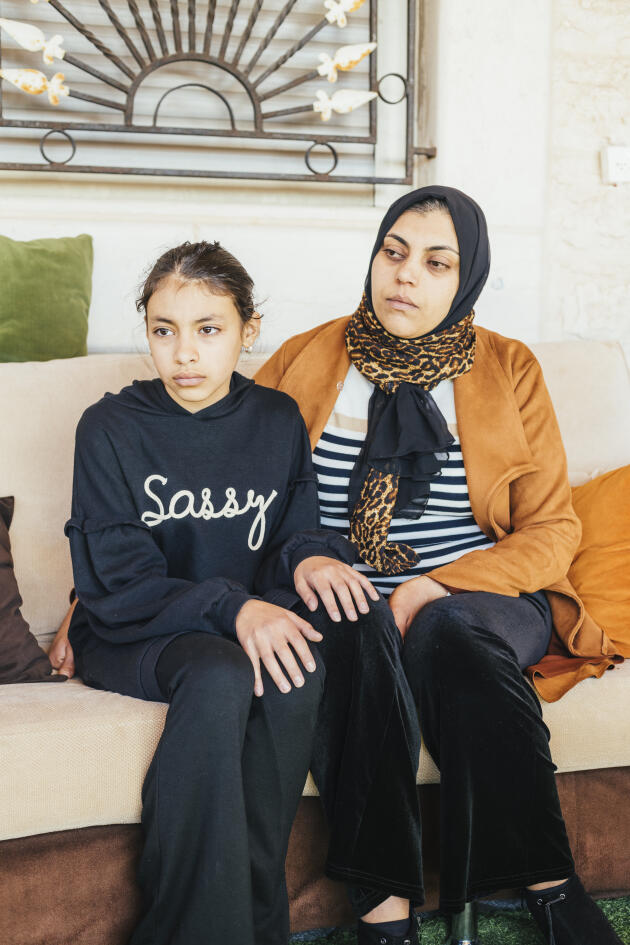 Nadwa Abou Dayyeh et sa fille Laura, 12 ans, chez elles à Halhul, à 5 km au nord d’Hébron (Cisjordanie), le 18 janvier 2023, après la mort de leur mari et père, Hamdi Abou Dayyeh, 40 ans, abattu par l’armée israélienne.
