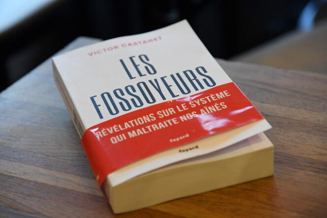 Un exemplaire de la première édition du livre « Les Fossoyeurs » (Fayard, 2022), du journaliste Victor Castanet.