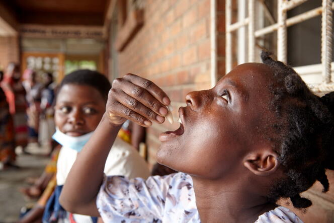 Une jeune femme ingère une dose de vaccin oral contre le choléra, à Blantyre, au Malawi, le 16 novembre 2022.